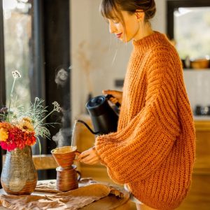 femeie care poarta un pulover supradimensionat